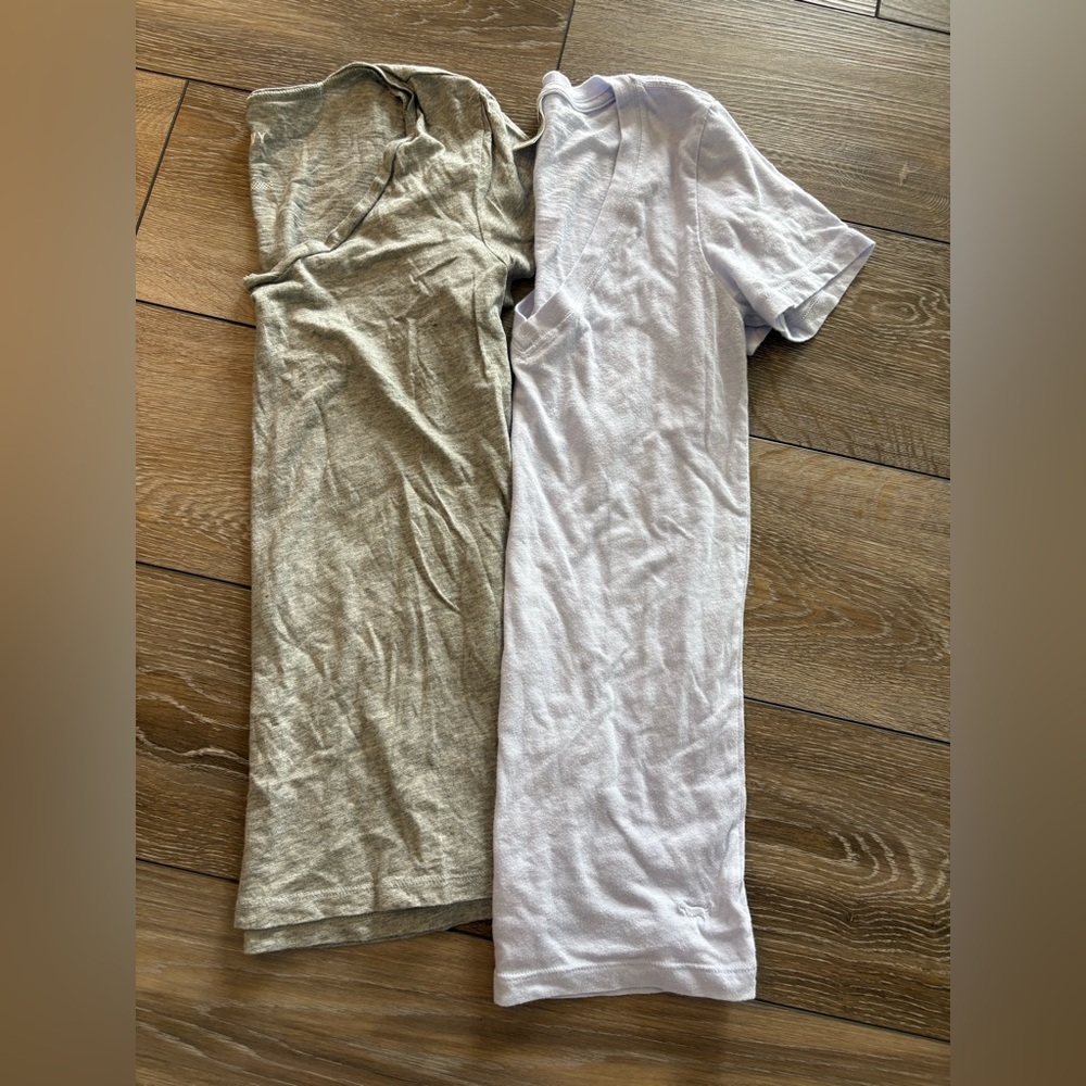 Set of Two V-Neck T-Shirts in Gray and Purple XS